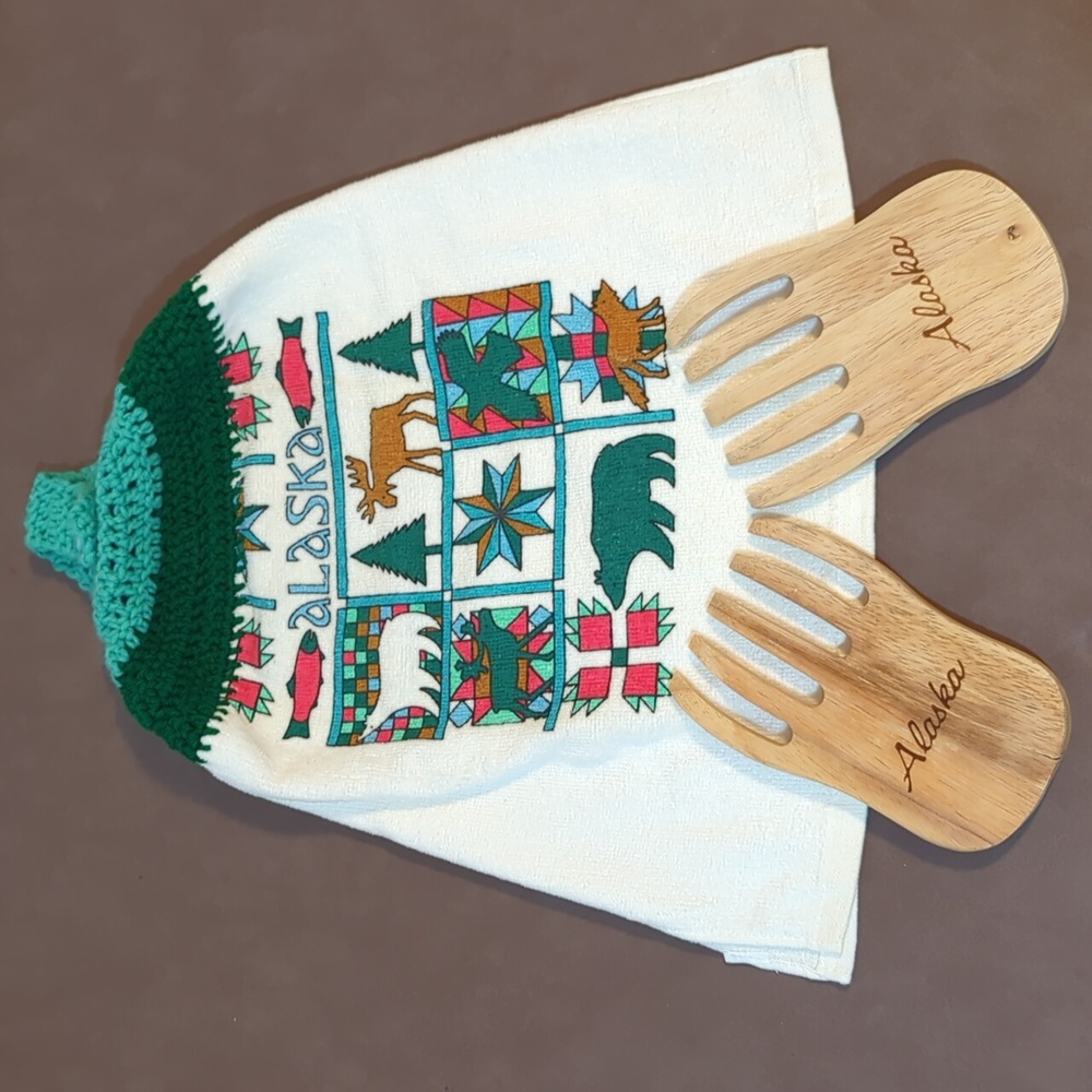 Alaska Bear Claw Salad Serving Utensils 2 Set Crocheted Top Alask Towels